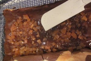 RULADĂ CU CREMĂ CARAMEL, NUCI ȘI DULCEAȚĂ DIN GUTUI