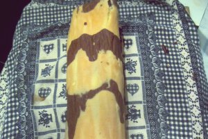 RULADĂ CU CREMĂ CARAMEL, NUCI ȘI DULCEAȚĂ DIN GUTUI