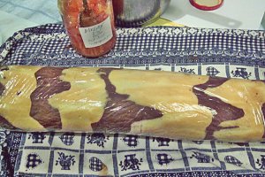 RULADĂ CU CREMĂ CARAMEL, NUCI ȘI DULCEAȚĂ DIN GUTUI