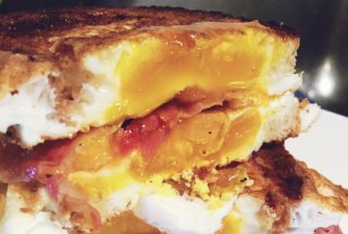 Sandvis cu oua, branza Cheddar si bacon
