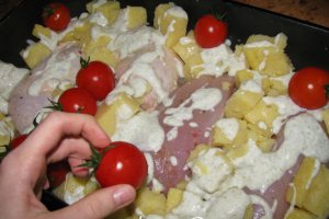 Piept de pui cu mamaliguta crocanta si rosii cherry
