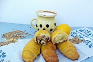 Cornuri din aluat de branza, cu unt si ciocolata