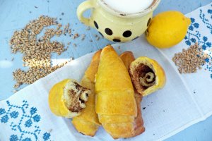 Cornuri din aluat de branza, cu unt si ciocolata