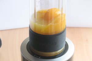 Smoothie de piersici si suc de portocale