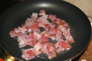 Pui cu legume in sos de vin alb