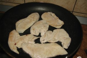 Pui cu legume in sos de vin alb