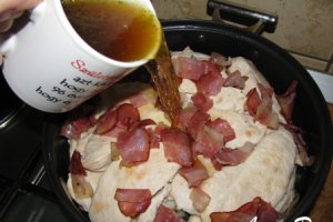 Pui cu legume in sos de vin alb