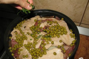 Pui cu legume in sos de vin alb