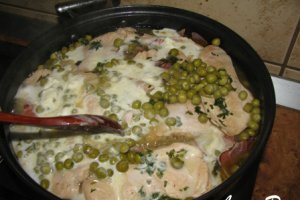 Pui cu legume in sos de vin alb