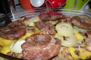Ceafa de porc pe pat de legume la cuptor
