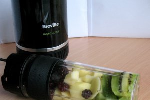 Smoothie cu kiwi, mere si mure
