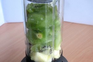 Smoothie cu kiwi, mere si mure