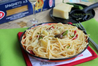 Spaghetti cu branza cheddar, ardei iute si rosii uscate