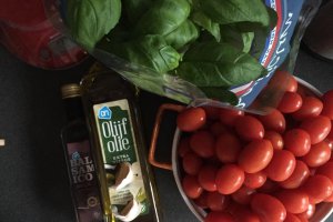 Supa din rosii proaspete cu ulei aromatizat cu busuioc
