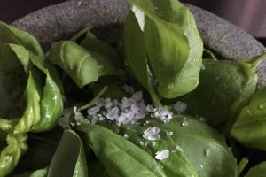 Supa din rosii proaspete cu ulei aromatizat cu busuioc