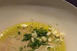 Supa din rosii proaspete cu ulei aromatizat cu busuioc