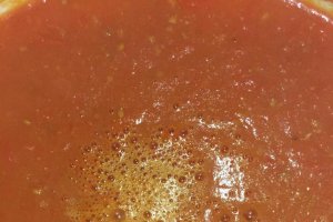 Supa din rosii proaspete cu ulei aromatizat cu busuioc