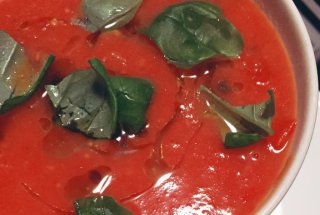 Supa din rosii proaspete cu ulei aromatizat cu busuioc