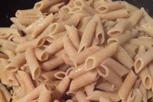 Penne "carbonara" cu pastrav afumat si dovlecel
