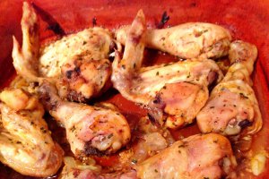 Pulpe de pui marinate cu sana in vas de lut