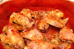 Pulpe de pui marinate cu sana in vas de lut