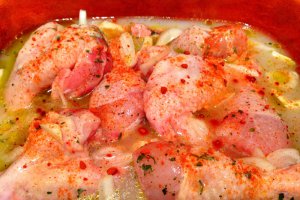 Pulpe de pui marinate cu sana in vas de lut