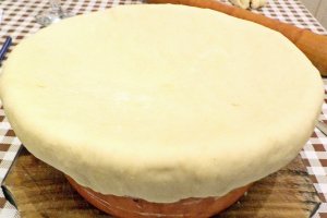 Mancarica de pui sub capac de paine