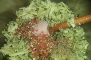 Pilaf de orez cu dovlecel si salata de varza cu marar