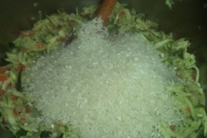Pilaf de orez cu dovlecel si salata de varza cu marar