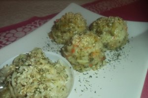 Pilaf de orez cu dovlecel si salata de varza cu marar