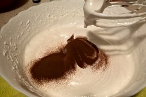 Prajitura cu bezea, cafea si nuci