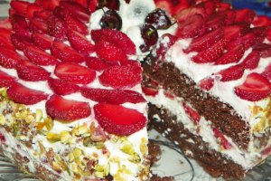 Tort cu capsune si crema de ciocolata alba