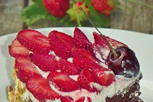 Tort cu capsune si crema de ciocolata alba