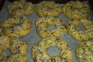 Covrigi de casa cu seminte si parmezan