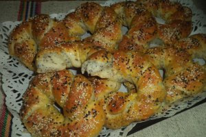 Covrigi de casa cu seminte si parmezan