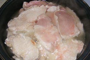 Cotlete de porc la tigaie cu sos de legume