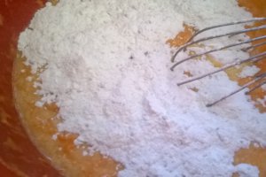 Tort cu morcovi, crema de vanilie, nuci si ciocolata