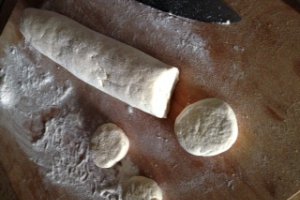 Reteta de preparare a papanasilor rusesti cu smantana si dulceata de visine