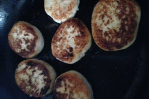 Reteta de preparare a papanasilor rusesti cu smantana si dulceata de visine
