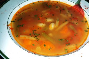 Supă cu 2 fasole (boabe si verde)