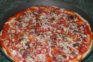 Pizza cu carne tocata