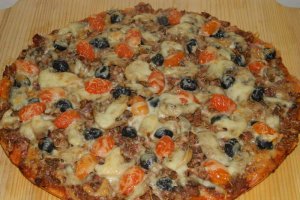 Pizza cu carne tocata