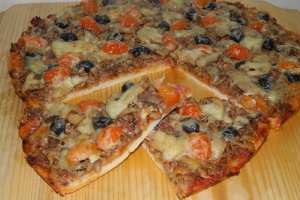 Pizza cu carne tocata