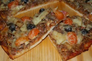 Pizza cu carne tocata