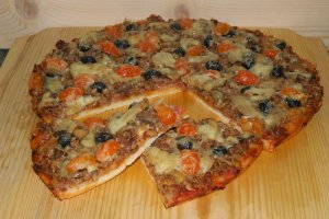 Pizza cu carne tocata