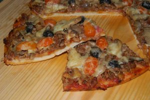 Pizza cu carne tocata
