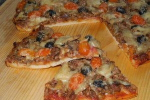 Pizza cu carne tocata