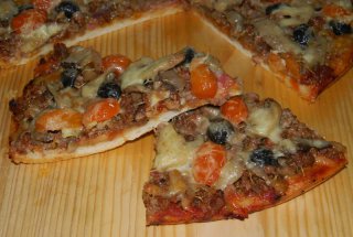 Pizza cu carne tocata