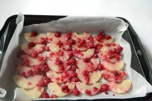 Prajitura din albusuri cu ananas si zmeura