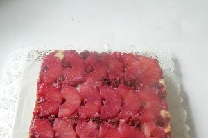 Prajitura din albusuri cu ananas si zmeura
